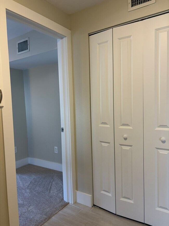 Building Photo - Refreshed North St Pete 4 Bedroom Home