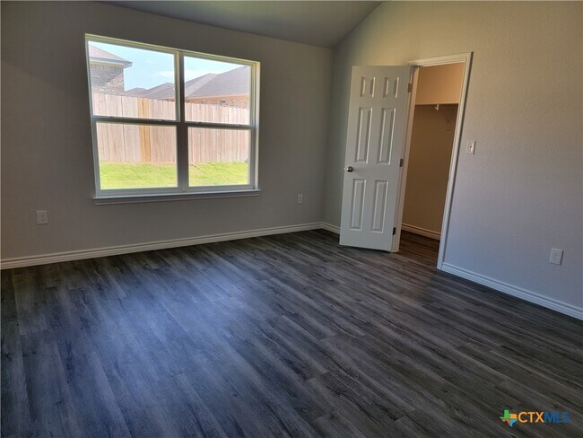 Building Photo - 122 Wind Ridge Dr
