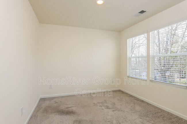 Building Photo - 331 Bell St