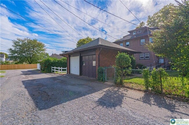 Building Photo - 1030 N New St