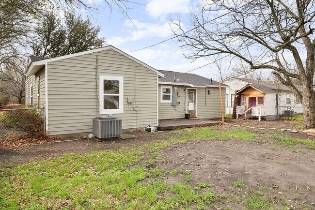 Building Photo - 2655 Larry Dr