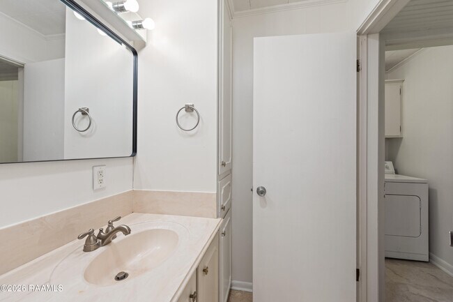 Building Photo - 110 Midtown Aly