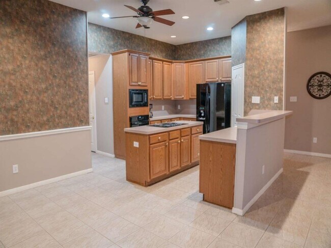 Building Photo - 3638 Desert Run Dr