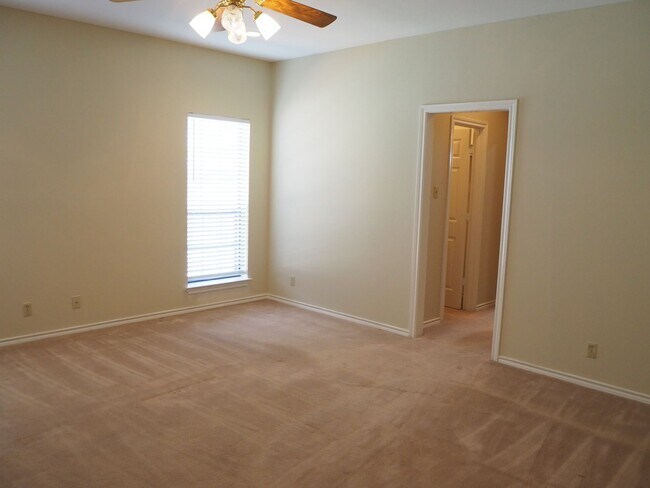 Building Photo - 5 Bed 4 Bath in Pilot Point