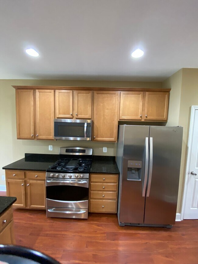 Building Photo - Bright and Spacious End Unit Townhouse in ...