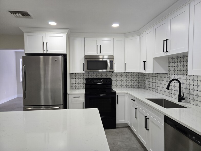 Kitchen - 266 W Shadyside Cir