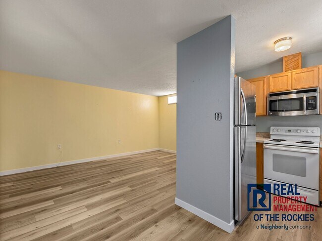 Building Photo - Charming 2 Bed, 1 Bath Condo in Prime Location!