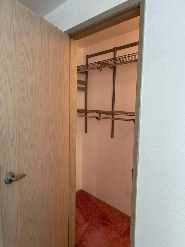Building Photo - Exceptional, Top-Floor, Corner Renton Cond...