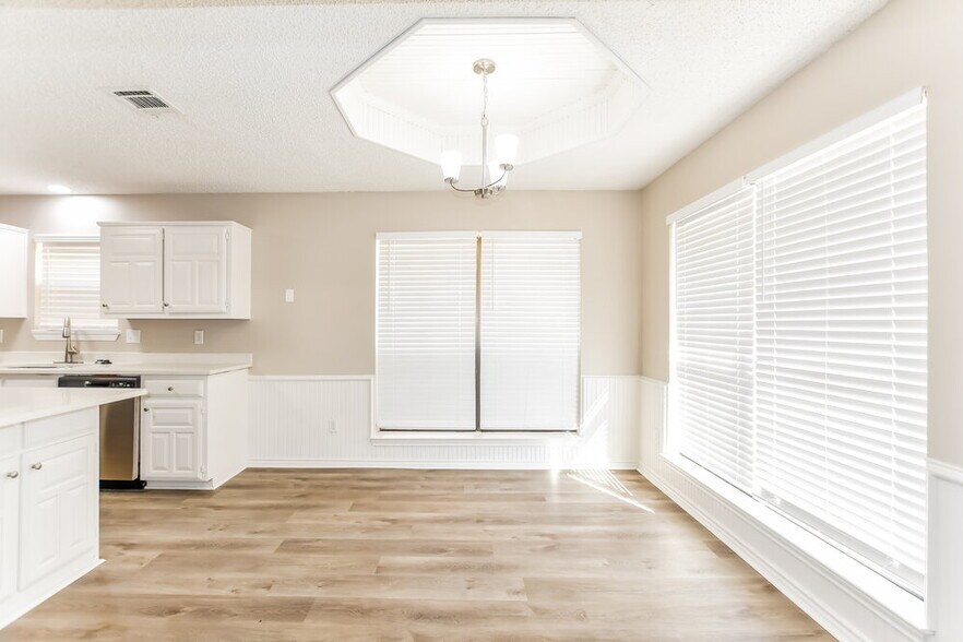 Building Photo - 308 Southlake Dr