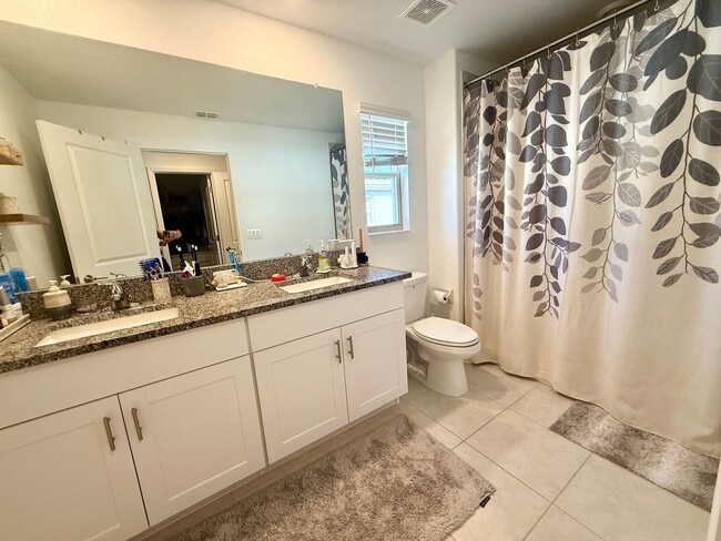 Building Photo - Bryant Square 2/2.5 1 car garage