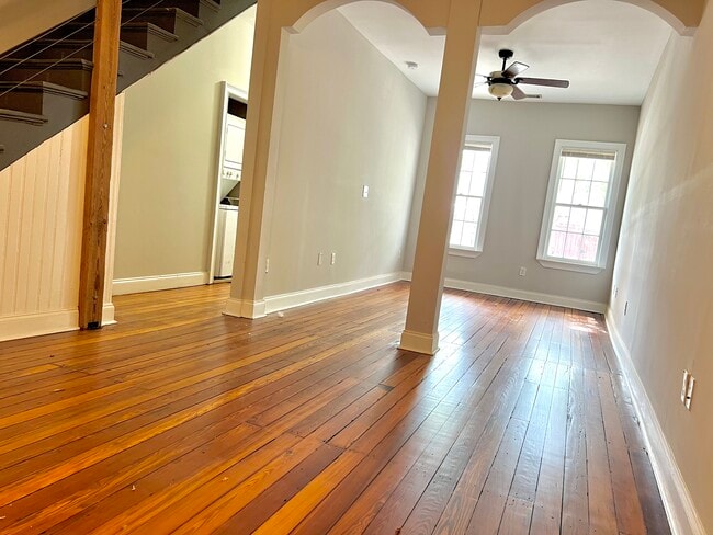 Building Photo - 406 E 31st St