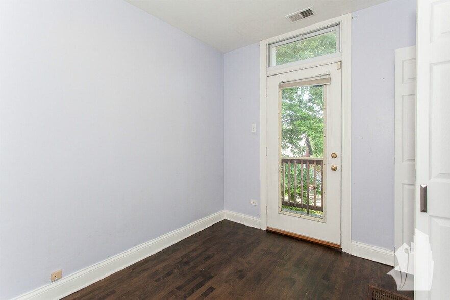 Building Photo - 3852 N Southport Ave