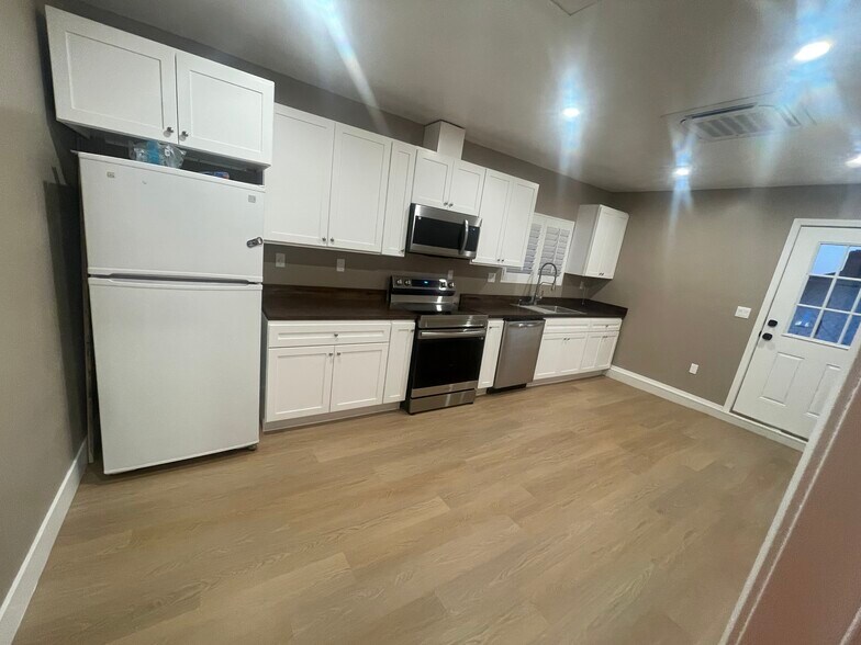 Building Photo - 7571 Frazer Dr