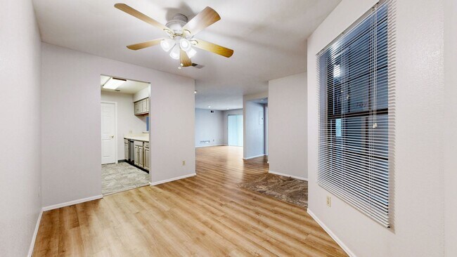 Building Photo - Adorable 2beds/2baths w/2 Parking spaced Included Available Now