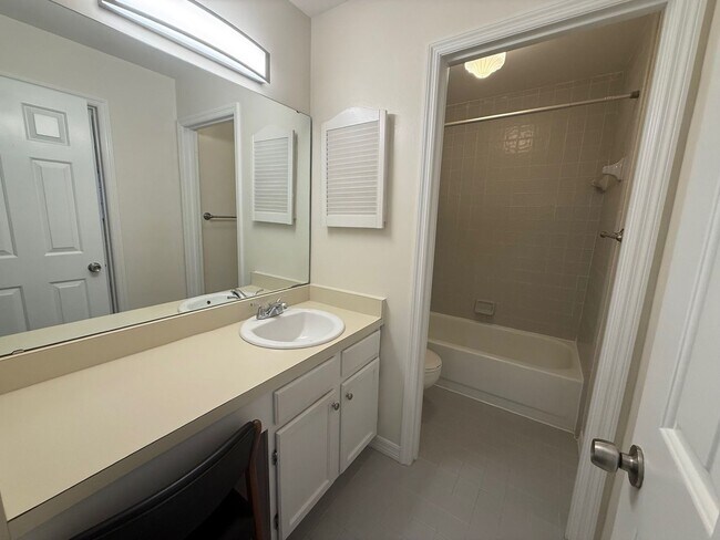 Building Photo - 3 Bedroom Backing up to San Felasco Hammock