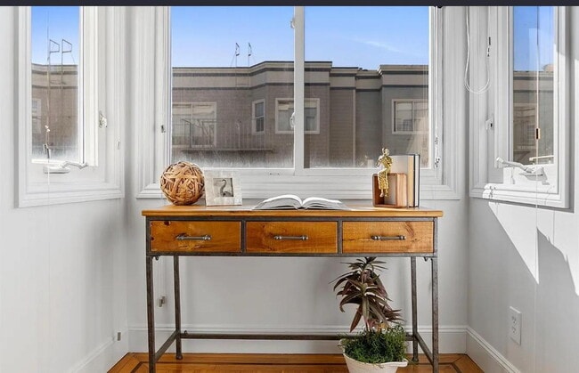 Building Photo - 1-bedroom, 1-bathroom apartment just moments from the breathtaking shores of Ocean Beach.