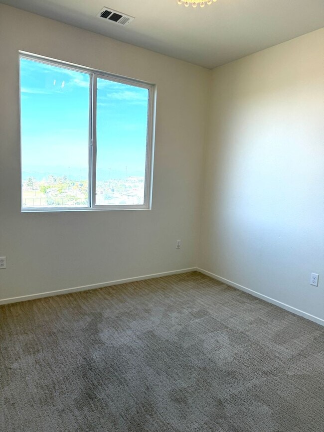 Building Photo - Gorgeous bright 3 bedroom 2.5 bath townhome