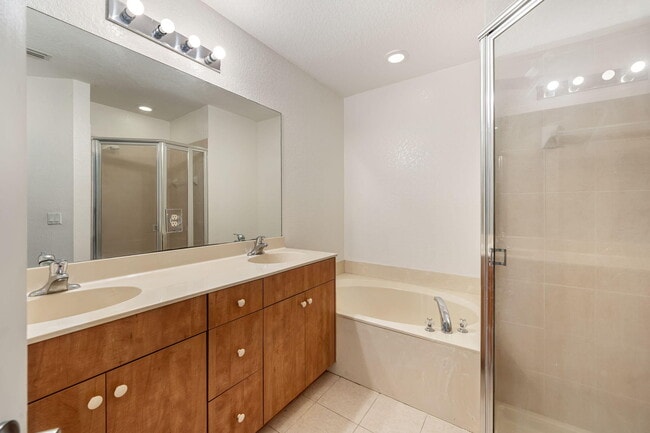 Building Photo - 1927 Alamanda Way