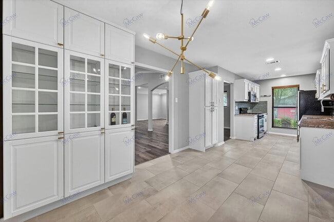 Building Photo - 3827 Clubway Ln