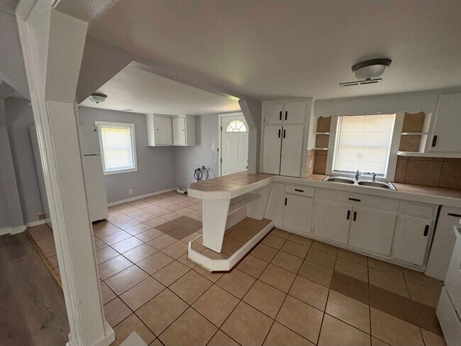 Building Photo - 3 Bedroom, 1 Bath Home