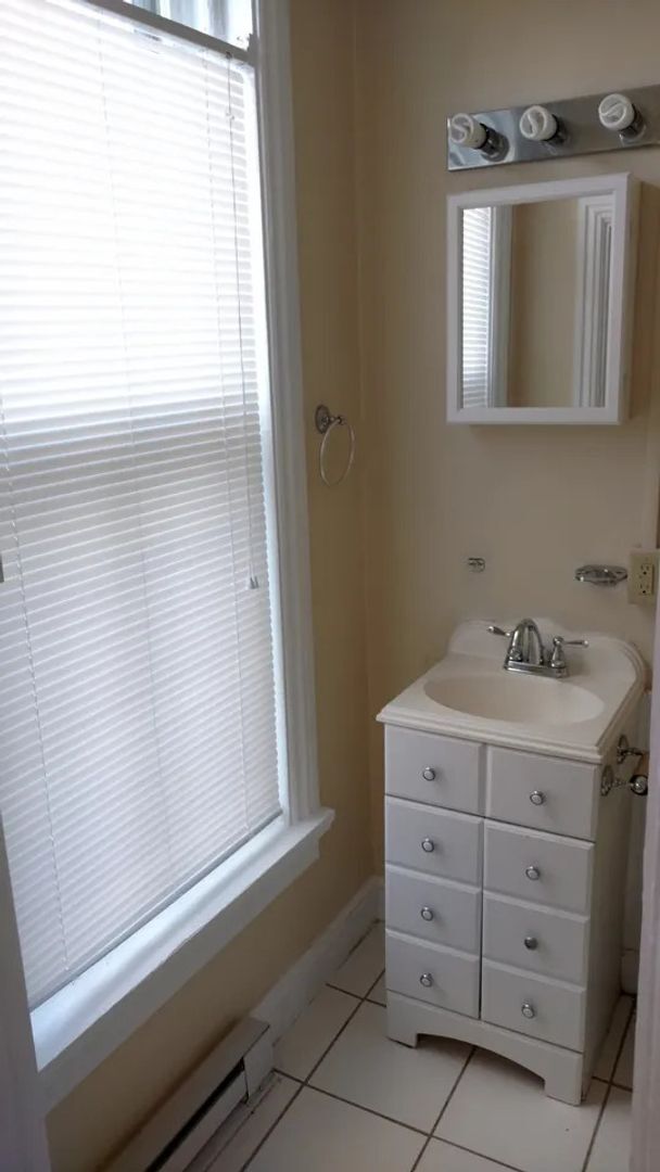 Building Photo - 1 Bedroom in Midtown w/optional Garage