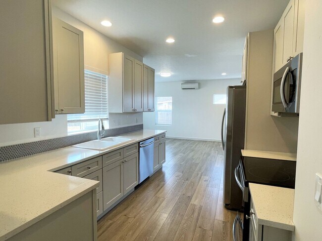 Building Photo - Beautiful3 bed 2,5 bath townhouse in Garden City