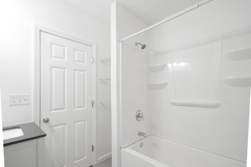 Bathroom w/ Deep Soaking Tub - 30 Cooper St