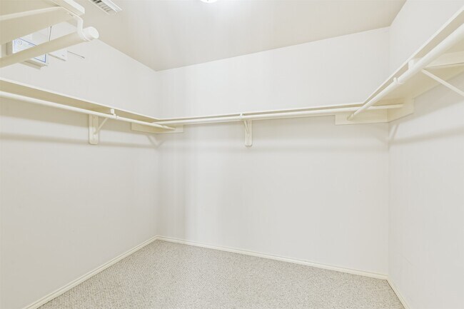 Building Photo - 738 Redwing Pl Dr
