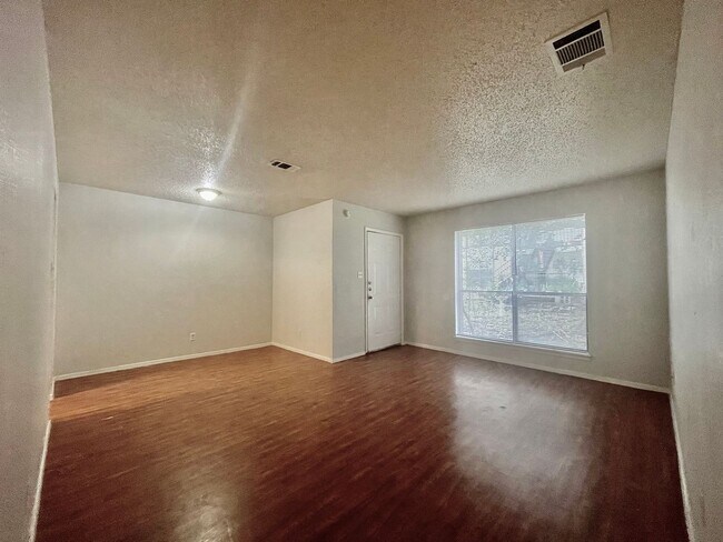 Building Photo - Spacious 2 Bedroom Apartment - Parking - N...