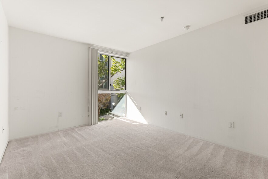 Building Photo - 267 S San Pedro St