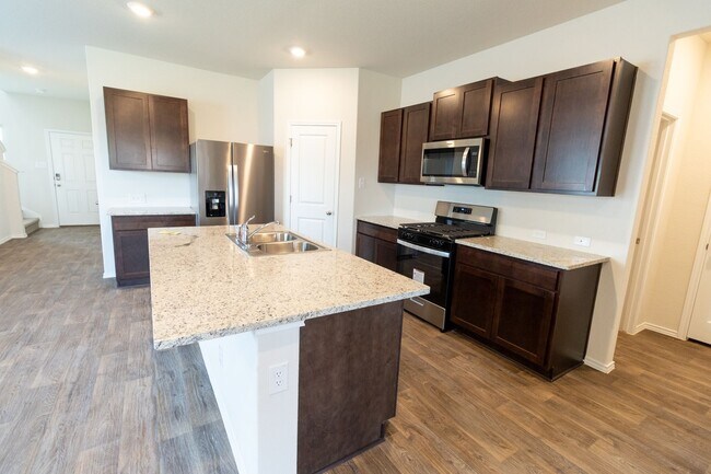 Building Photo - Like New Home, Tons of Space!!!