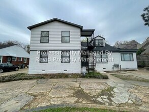 Building Photo - *FIRST MONTH RENT FREE* Freshly Renovated ...