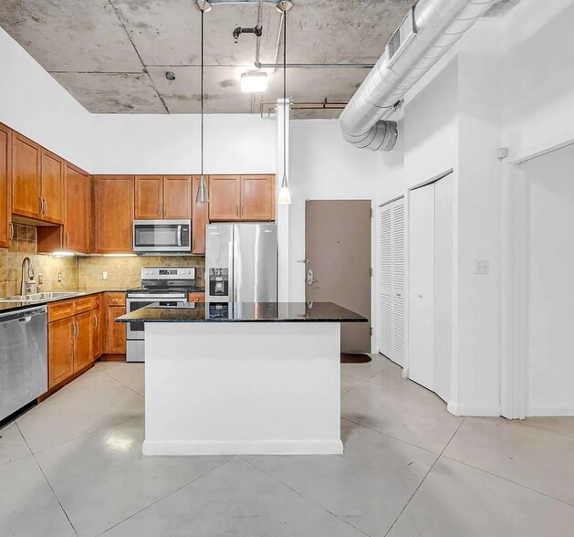 Primary Photo - 2001 Biscayne Blvd