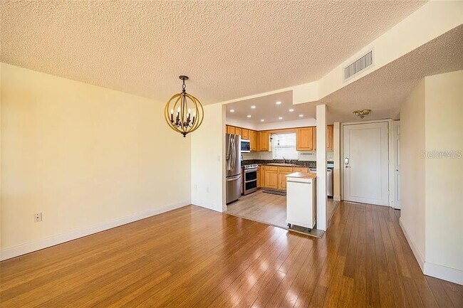 Building Photo - 4775 Cove Cir