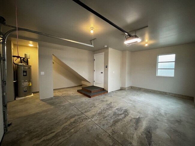 Building Photo - 688 Venture Wy