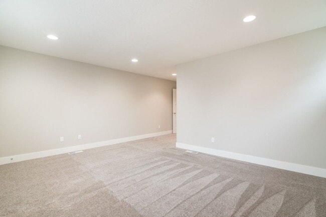 Building Photo - Luxury Townhome in the Heart of Lake Osweg...
