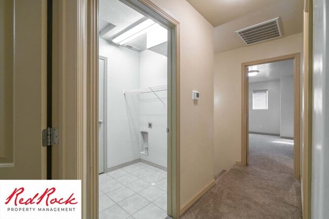 Building Photo - Beautiful 3 bedroom, 2.5 bathroom Townhome...