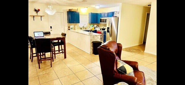 Building Photo - Cozy Smart 3BR 2 Bath House in Sarasota
