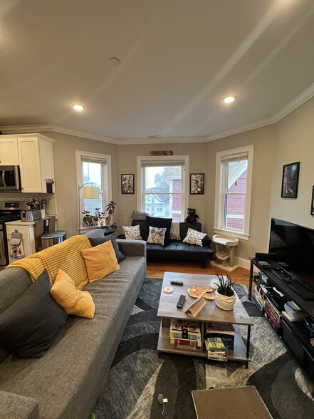 Building Photo - 118 Holland St