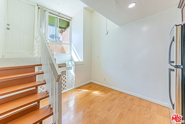 Building Photo - 933 S Manhattan Pl