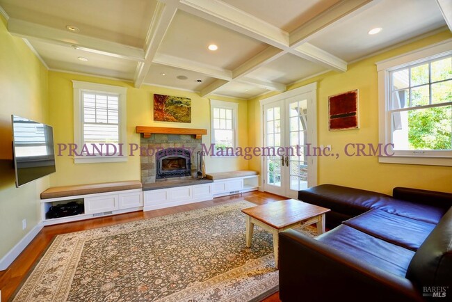 Building Photo - 422 Live Oak Dr