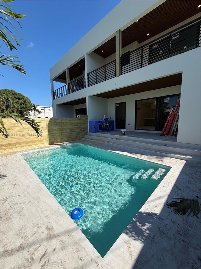 Building Photo - 1321 NE 13th Ave