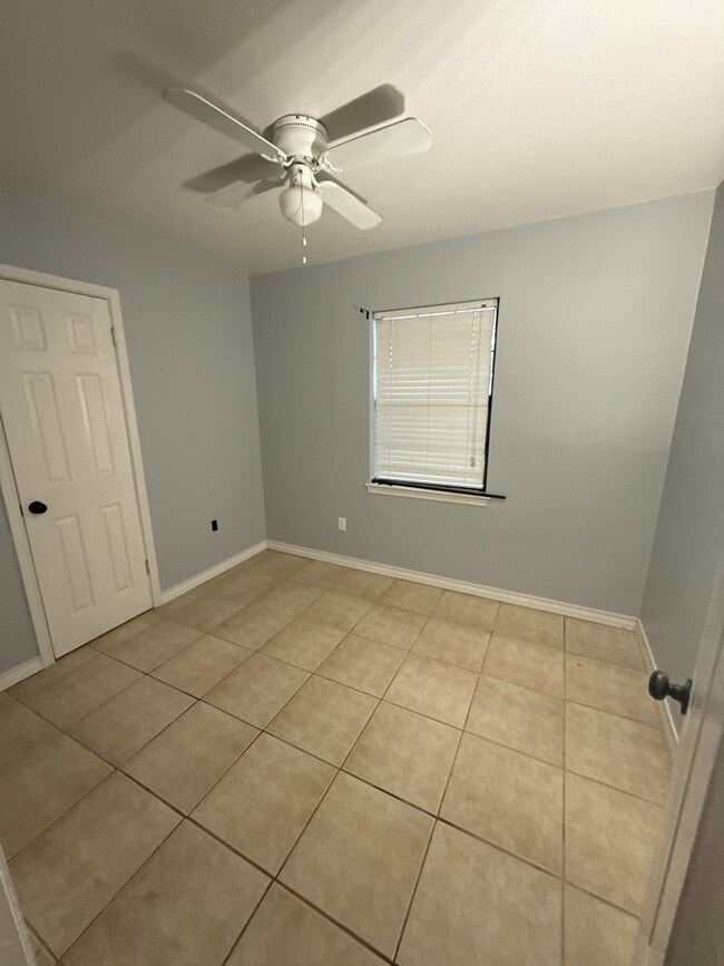 Building Photo - 220 Nichols Dr