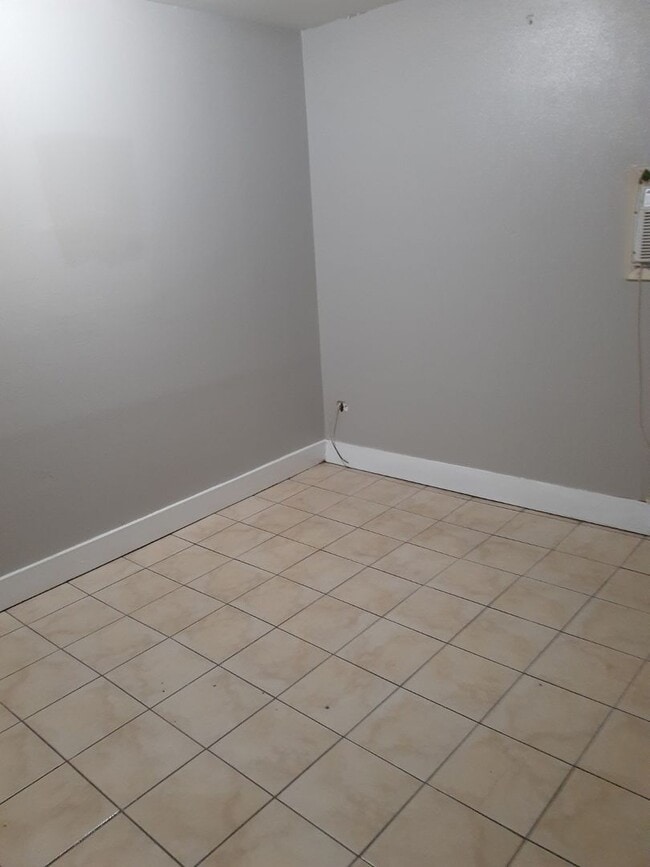 Building Photo - 3 Bedroom House