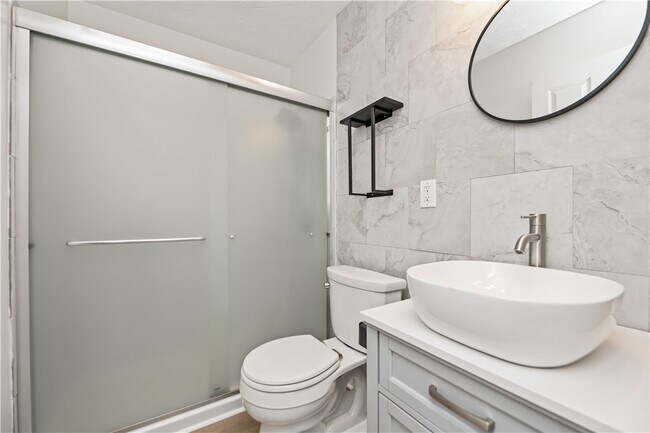 Building Photo - 154 Norwich Dr