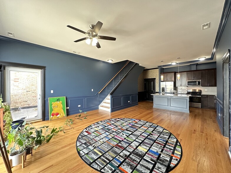 Building Photo - 520 N Western Ave