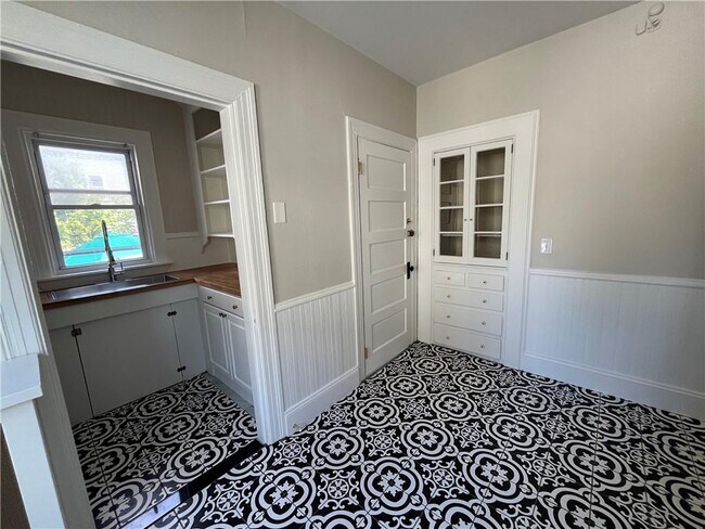 Building Photo - 224 Rochambeau Ave