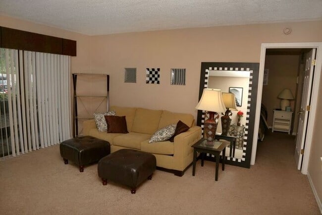 Building Photo - 1/1 first floor condo with community pool ...