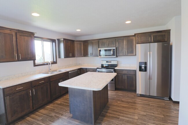 Building Photo - Amazing 4 Bedroom 3.5 Bathroom Townhome in Sioux Falls