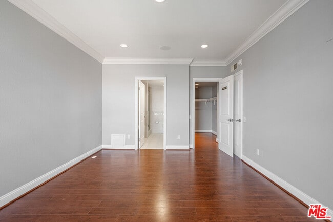 Building Photo - 1115 S Elm Dr